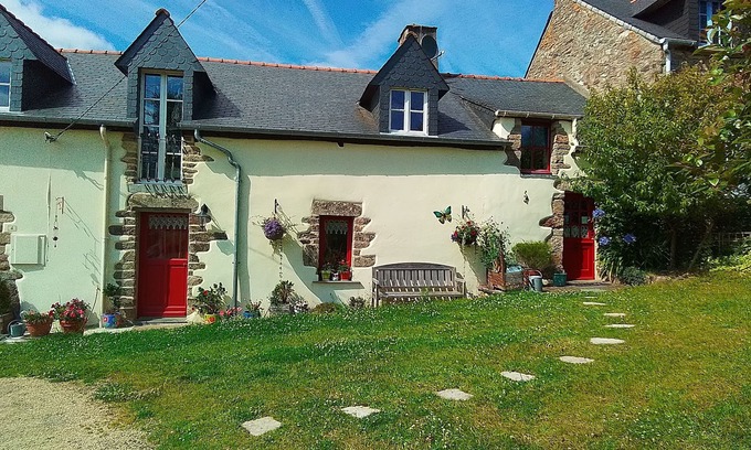 Beganne Cottage | Charming cottage with enclosed garden in peaceful countryside. Pet welcome.