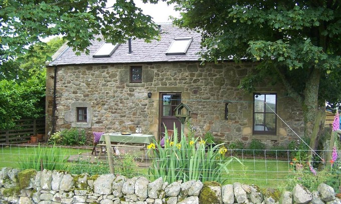 West Calder House | Charming cottage with loch and hill views nr Edinburgh