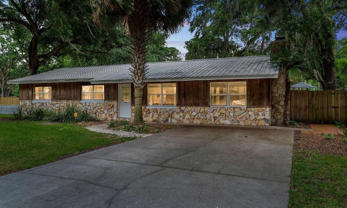 Fellowship House | Charming Cottage With Pool Table 15 Min From WEC
