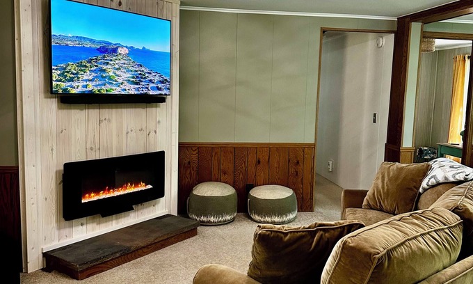 Marshall Cottage | Charming cottage with hot tub & wonderful views on Wilder Creek & Starlink WiFi