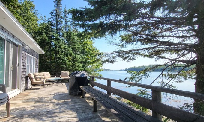 Spruce Head Cottage | Charming Cottage with Panoramic Ocean Views