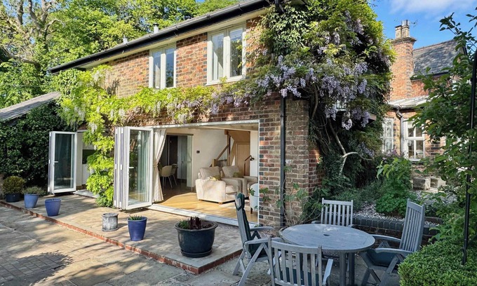 Macclesfield House | Charming Countryside Cottage Retreat