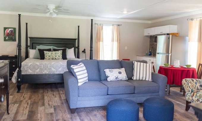 Athens Cottage | Charming country guest cottage eight miles from downtown Athens and UGA