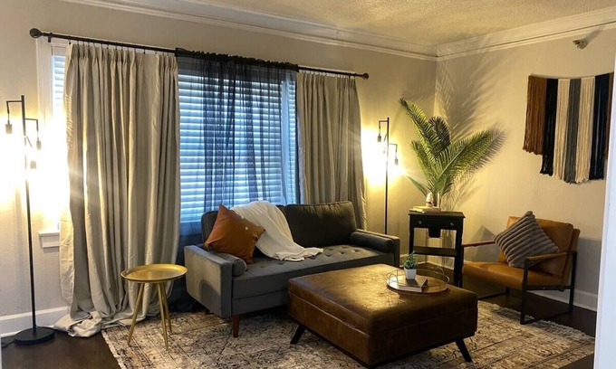 Central Hyde Park Apartment | Charming/Cozy/1 Bedroom