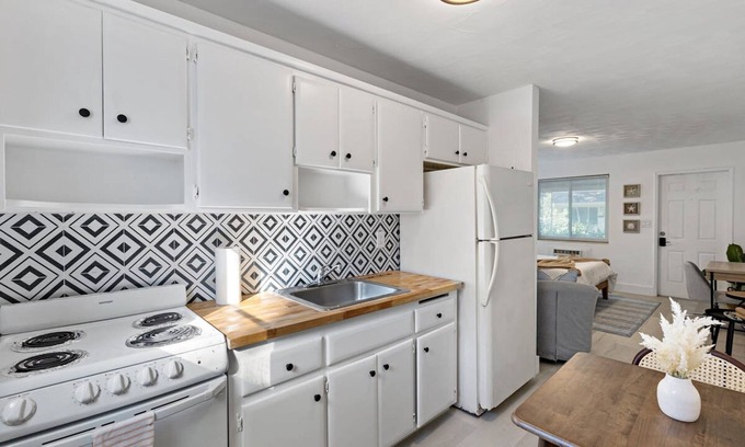 Lake Ridge Apartment | Charming Cozy Studio Lake Ridge