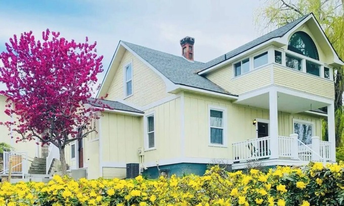 Prosser House | Charming craftsman 3-bedroom, home with AC and hot tub in downtown Prosser WA!