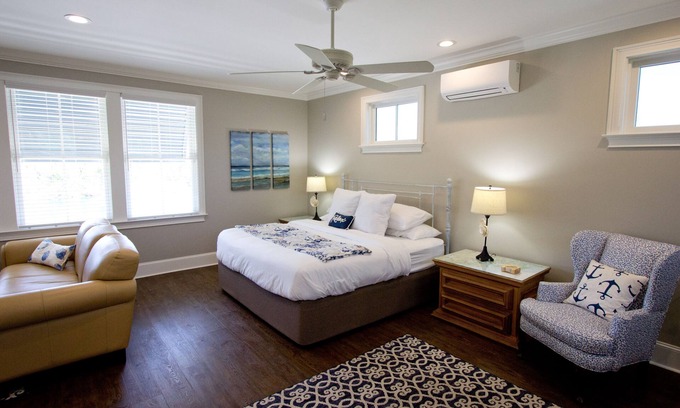 Saint Helena Island Apartment | Charming Custom Carriage House on 40 Acres! Only 5 minutes to Beaufort's Bay St.