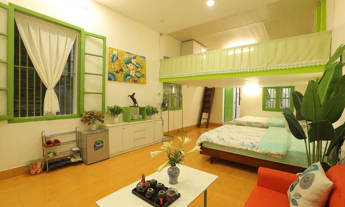 Hang Dao Apartment | Charming Daisy's home in Old Qualter