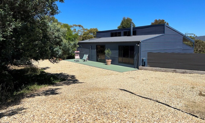 Dennes Point House | Charming Dennes Point house close to the beach