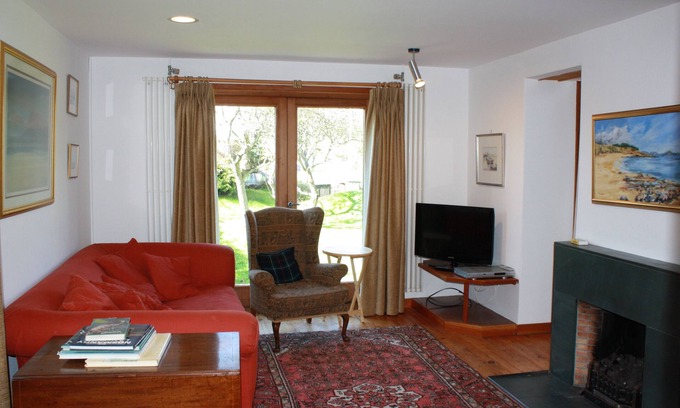 Gullane Apartment | Charming detached holiday home on lovely Goose Green, in Gullane. Pet & child friendly. Sleeps 8.