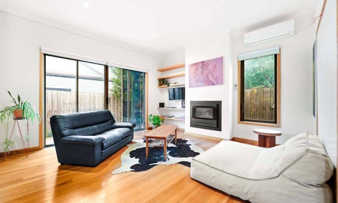 Brunswick House | Charming Double Brick Brunswick Bungalow for 4