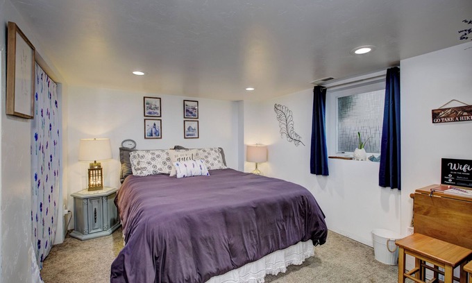 La Grande House | Charming Downtown Basement Bungalow with WiFi and AC in lovely La Grande