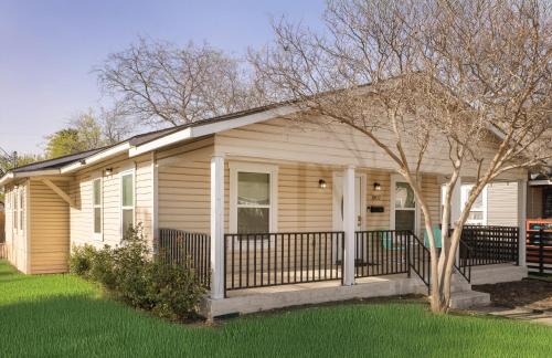Jefferson House | Charming Dreamy Home Close to Downtown SA