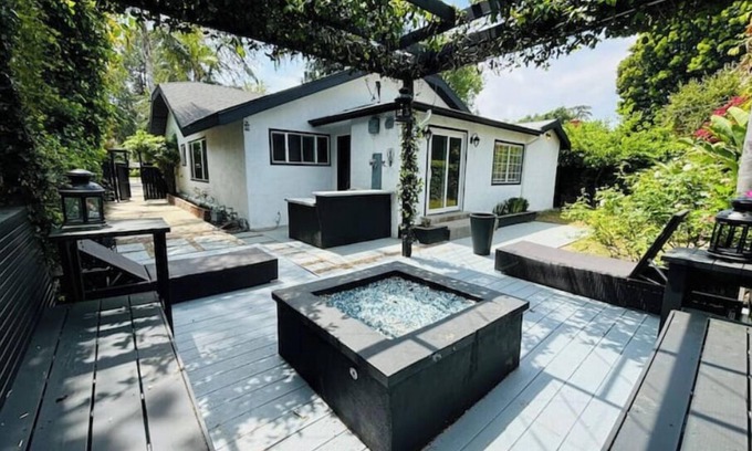 Valley Glen House | Charming Duplex Home in Sherman Oaks