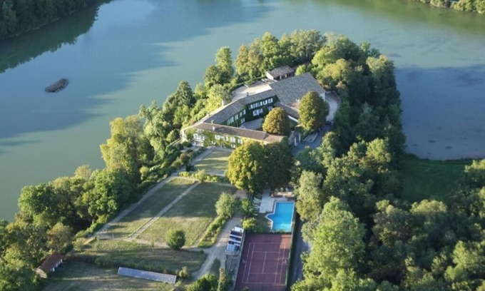 Garat House | Charming estate overlooking its private 10-hectare lake, Nature and Tranquility