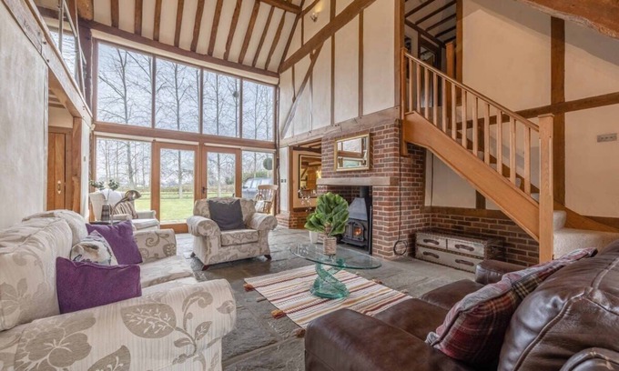 Bray on Thames Apartment | Charming Family Barn in Dorney
