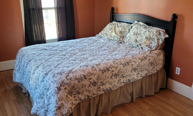Washington House | Charming Family Retreat: Walk to Downtown, Movie Theater & More!