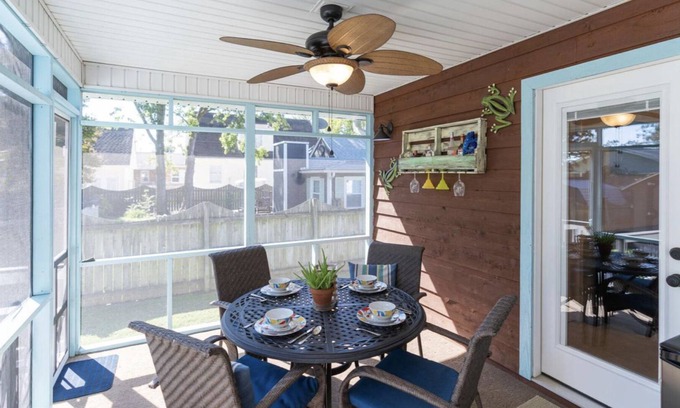 Colonial Beach House | Charming Family Friendly Three Bedroom House in the heart of The Point