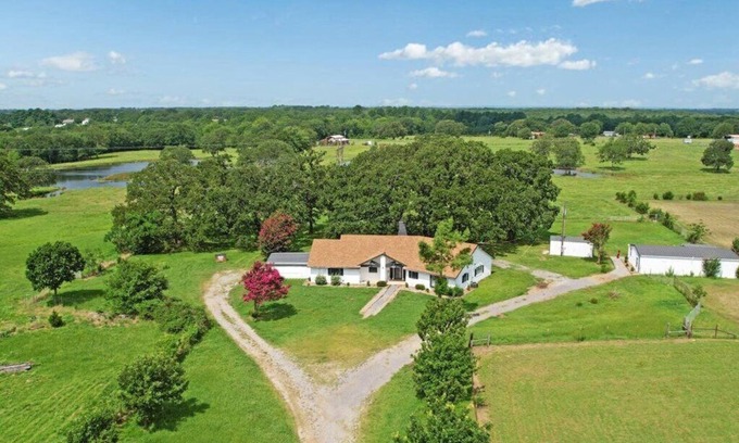 Calera Other | Charming Farm house-10 mins to LakeTexoma/StarlinkWIFI/HotTub/Zipline/Trampoline