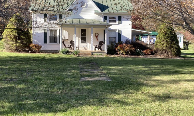 Roseland Other | Charming Farmhouse across from Devils Backbone Brewery.