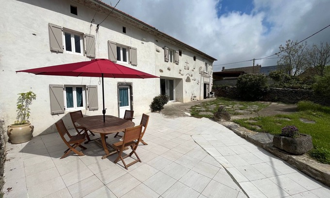 Autrac Cottage | Charming Farmhouse Retreat: Farm Life, Wildlife & Scenic Views, Perfect for Family Holidays