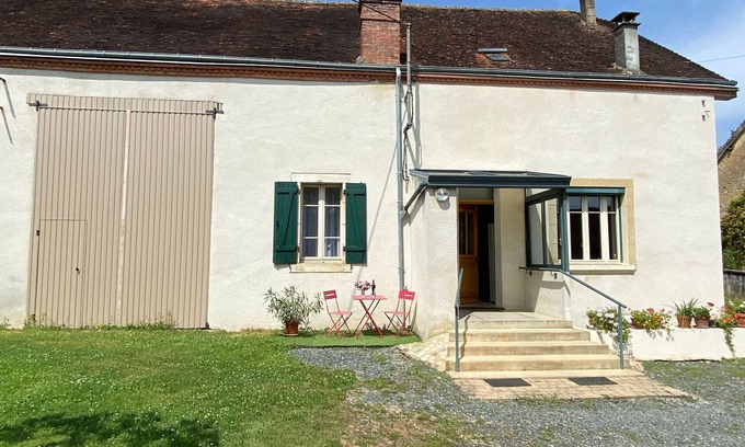 Gournay Cottage | Charming farmhouse with private garden and pond, perfect for exploring Berry