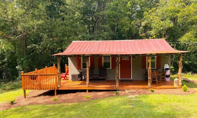 Lilburn Cabin | Charming Fishing Cabin w/lake view near Stone Mountain