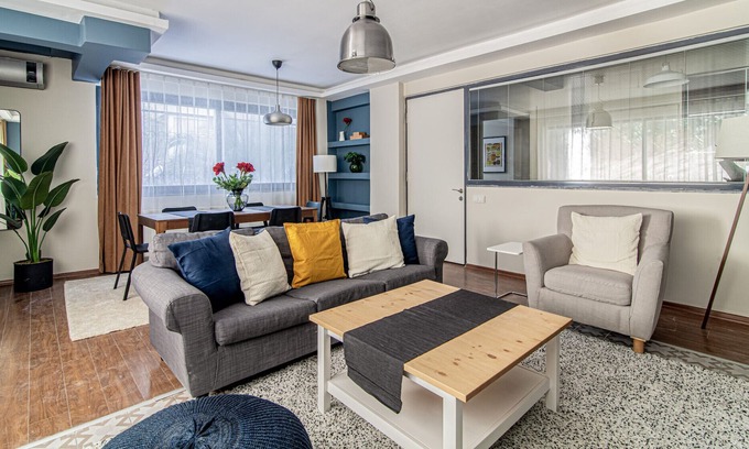 Gayrettepe Apartment | Charming Flat with Backyard Close to Zorlu Center