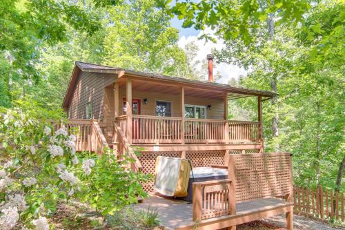 Whittier House | Charming Fox Den Cabin in Whittier with Hot Tub!