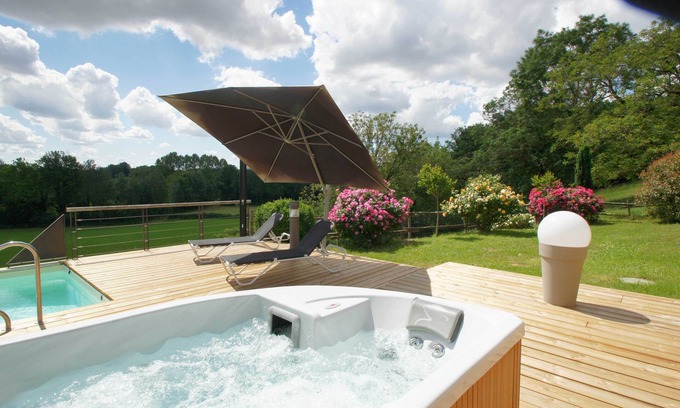 Coulonges-sur-l'Autize Cottage | Charming gîte with heated pool and spa near the Marais Poitevin