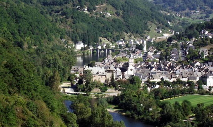Entraygues-sur-Truyere Apartment | Charming Gite overlooking the river Truyere and the 14th Century bridge.
