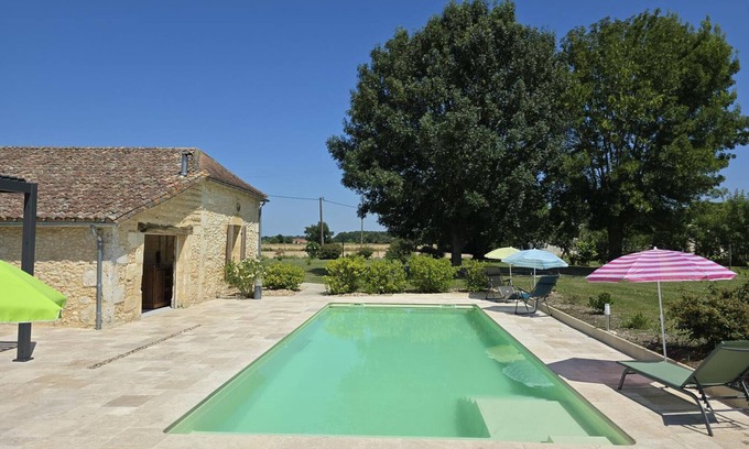 Lamonzie-Saint-Martin Cottage | Charming Cottage in Purple Périgord with Wifi and Private Terrace