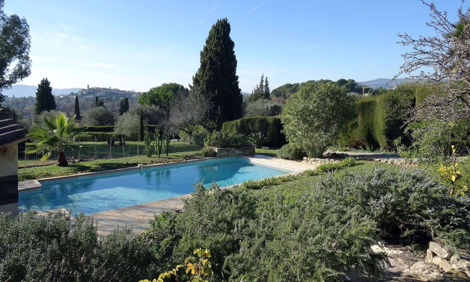 Chateauneuf-Grasse House | charming, full exposure, full calm, beautiful Provencal view & pool