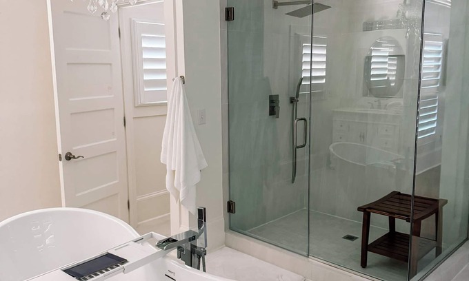 Blountstown House | Charming gated stately home on 5 acres