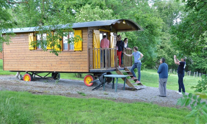 Peyrat-la-Noniere House | Charming Genoese caravan in Peyrat La Nonière on estate with castle and pond