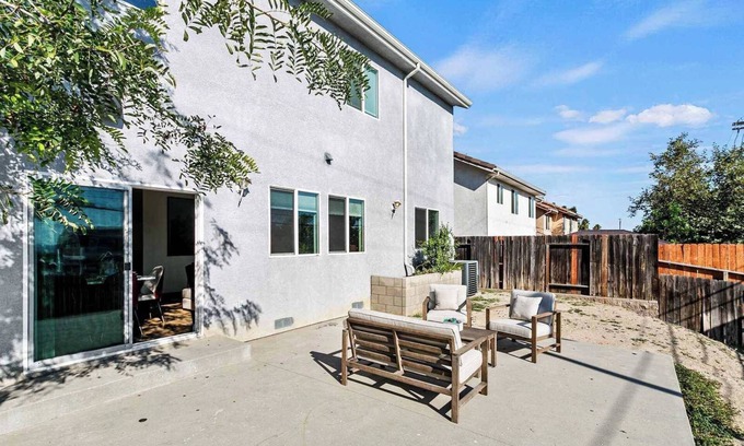 Sylmar House | Charming Getaway on Apple Grove Ln