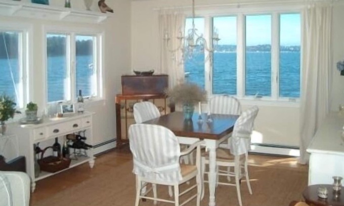 Hull House | CHARMING GETAWAY!!!!