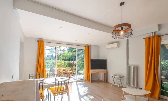 Castelnau-le-Lez Apartment | Charming gîte with large swimming pool, surrounded by vineyards, close to beaches.