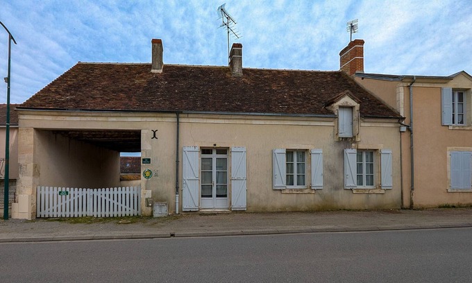 Neuillay-les-Bois Cottage | Charming Ground-Floor Cottage in Brenne with Enclosed Courtyard, Near Fishing and Birdwatching Spots