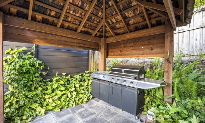 Gold Coast House | Charming group getaway - 9 mins to Burleigh beach