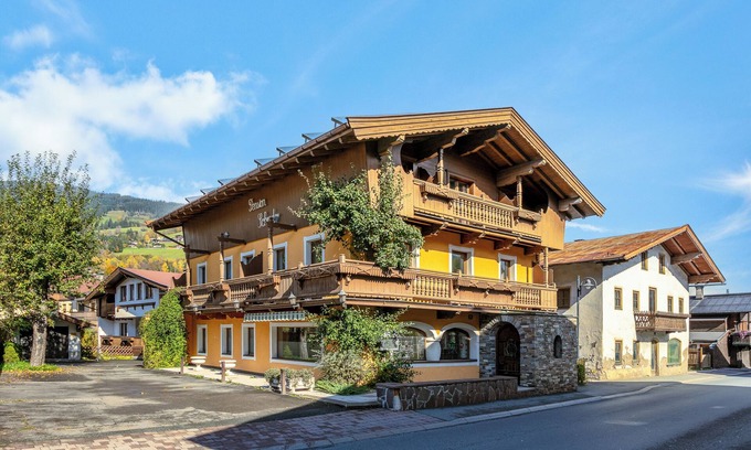Kitzbuehel House | Charming Guesthouse, Central, 270m to Ski Bus