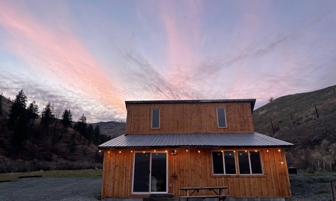 Pateros Cabin | Charming Guest Cabin Nestled on Stunning 30-acre Vineyard near Lake Chelan
