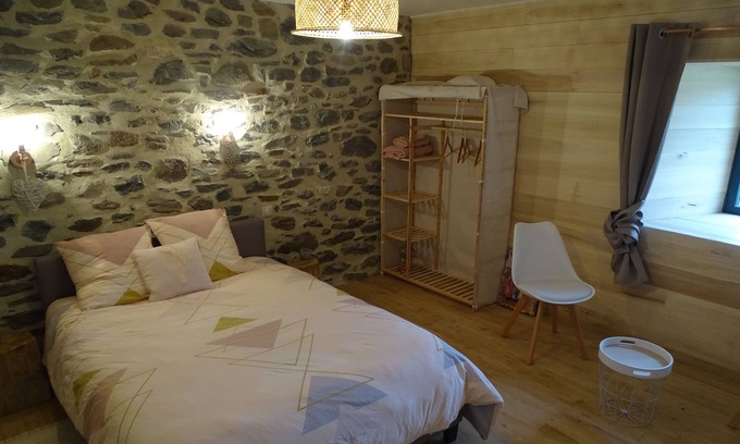 Marcouyeux (le Jardin) Bed & Breakfast | Charming guest rooms and tables near Salers