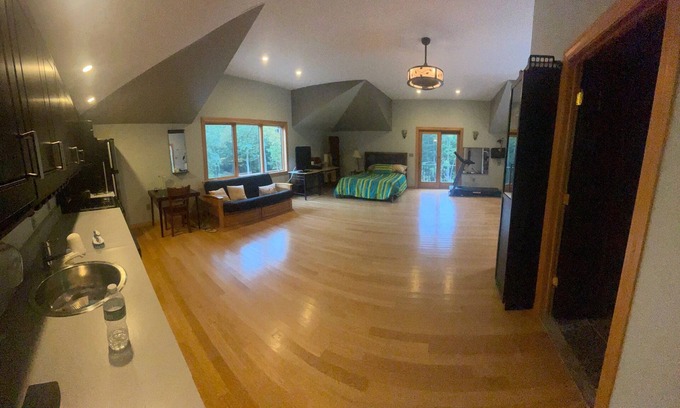 Mount Marion House | Charming guesthouse in castle in delightful Woodstock with office space