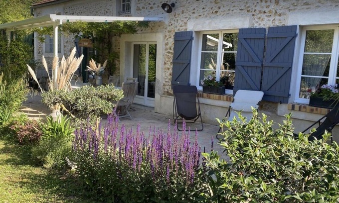 Bazoches-sur-Guyonne House | Charming house on the edge of the woods