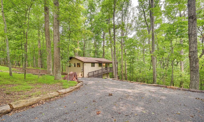 The Woods Cabin | Charming Hedgesville Retreat w/Deck + Fireplace!