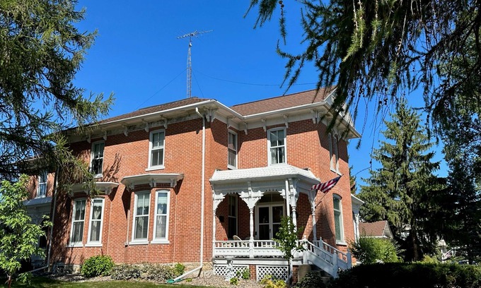 Lancaster House | Charming Historic Getaway: Unwind in Lancaster's Timeless Elegance