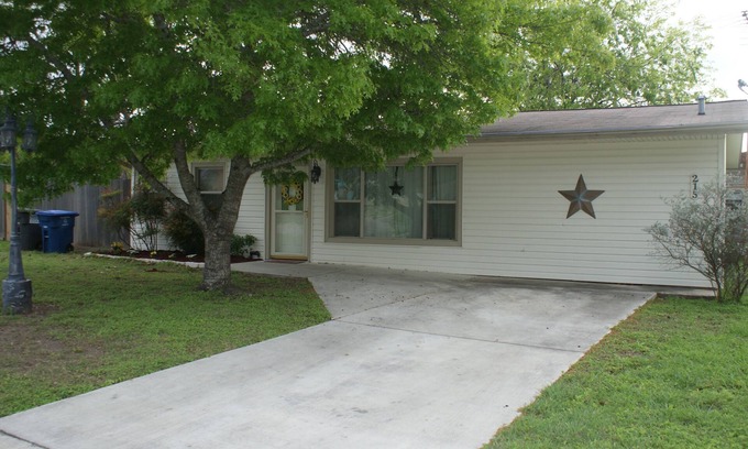 North San Antonio - SAT House | Charming home away from home, Pet-Friendly and Handicap Accessible