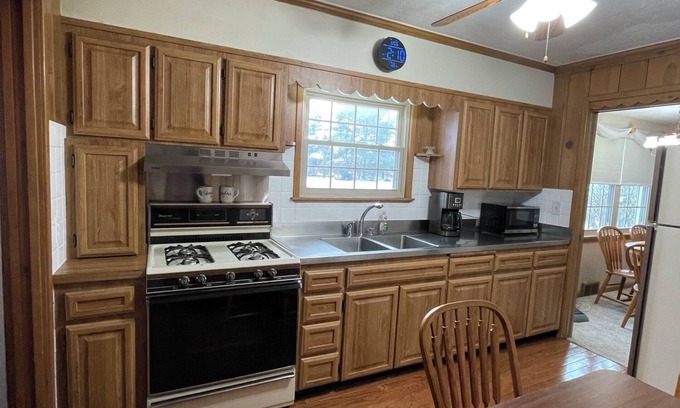 Salem Apartment | Charming Home "w" Garage & Large Walk-in Shower