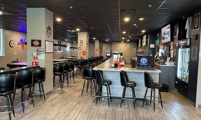 Rochester Hotel | Charming Hotel Rooms w/bar, pool tables, dart board and restaurant downstairs